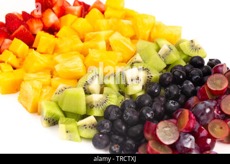 Linien der Regenbogenfarbenen Obst isoliert auf weißem Hintergrund Stockfoto