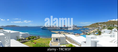 Mykonos, Griechenland - 8. Mai 2019: Panorama einer Celestyal Kreuzfahrten Schiff und Hellenic Seaways Fähre entladen und laden die Passagiere in Mykonos Griechenland. Stockfoto