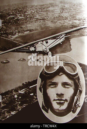 Eine gedruckte fotografische Porträt von Charles Lindbergh Charles Augustus Lindbergh (1902-1974), in seinem Pilot Helm und Schutzbrille zusammen mit einem Bild von seinem Flugzeug, "Geist der St. Louis", mit der er den Orteig-preis Für für das Fliegen nonstop von Roosevelt Field, Long Island, New York, Paris, Frankreich, nach seiner Ankunft in Paris am Samstag gewann, Mai 21. Stockfoto