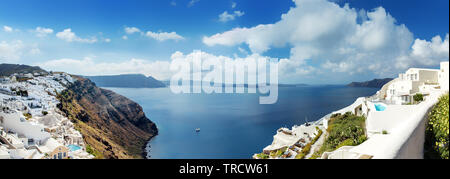 Panorama der Caldera von Oia, Santorini, Griechenland gesehen. Stockfoto