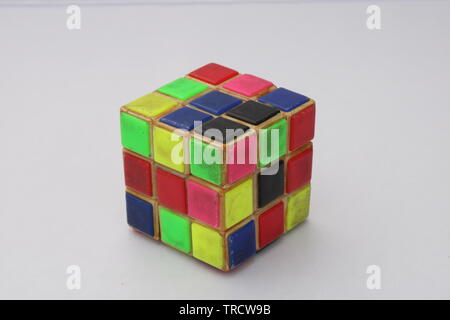 Alte Rubik's Cube isoliert auf weißem Hintergrund Stockfoto