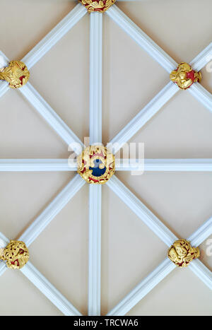 Bunte, lackiert Chefs an der Kreuzung der Dach Rippen auf die Holzdecke des York Minster Kathedrale, England. Stockfoto