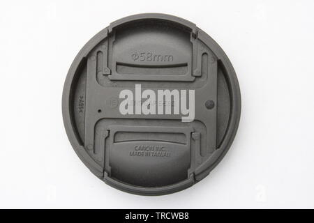 Canon Kamera objektiv Cap schwarz auf weißem Hintergrund Stockfoto