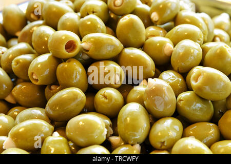 Nahaufnahme von Frische, gesunde grüne Oliven für Verkauf an den Farmers Market. Stockfoto