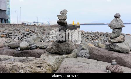 Stapel der Felsen neben Harpa Konzertsaal Stockfoto