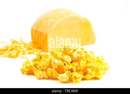 Stapel von Extra Käse gelb Popcorn auf weißem Hintergrund Stockfoto