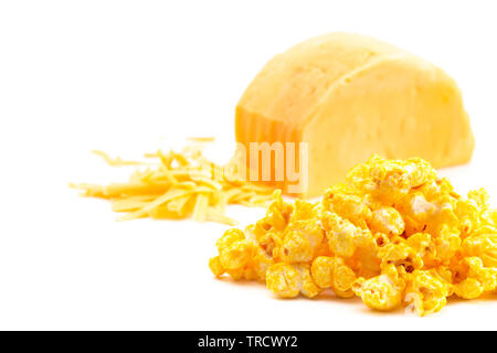 Stapel von Extra Käse gelb Popcorn auf weißem Hintergrund Stockfoto