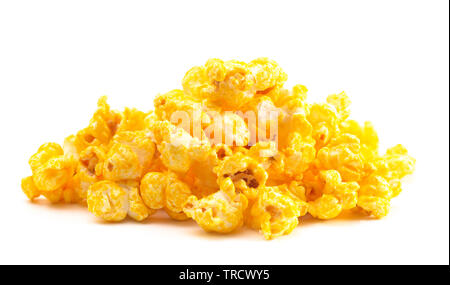 Stapel von Extra Käse gelb Popcorn auf weißem Hintergrund Stockfoto