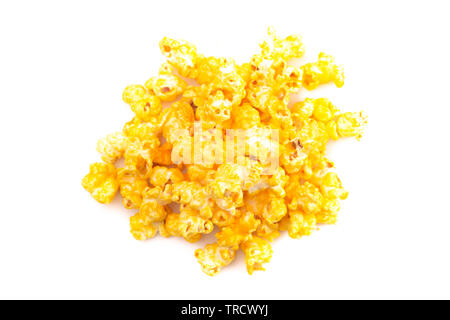 Stapel von Extra Käse gelb Popcorn auf weißem Hintergrund Stockfoto