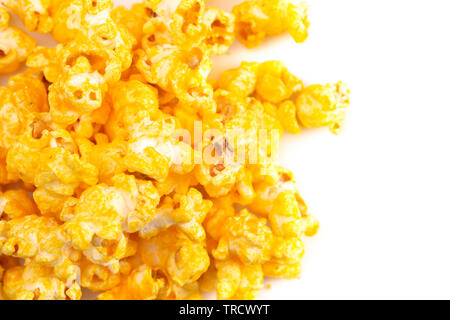 Stapel von Extra Käse gelb Popcorn auf weißem Hintergrund Stockfoto