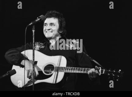 Amsterdam, Niederlande: amerikanische Sänger und Gitarrist Johnny Cash (1932-2003) Führt live auf der Bühne in Amsterdam, Niederlande. 11-04-1976. (Foto von Gijsbert Hanekroot) Stockfoto