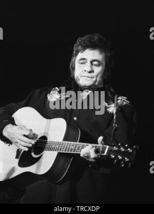 Amsterdam, Niederlande: amerikanische Sänger und Gitarrist Johnny Cash (1932-2003) Führt live auf der Bühne in Amsterdam, Niederlande. 11-04-1976. (Foto von Gijsbert Hanekroot) Stockfoto