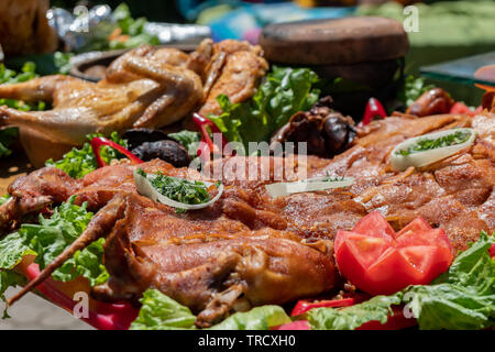 Braten Schwein. Gebratenes Ferkel mit Gemüse auf Teller. Georgische essen. Stockfoto