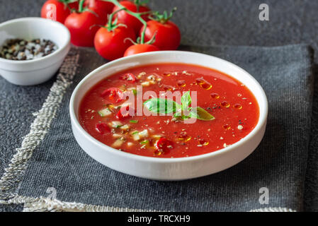 Teil der Gazpacho mit Zutaten auf dem Holztisch Stockfoto