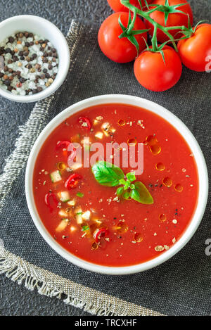 Teil der Gazpacho mit Zutaten auf dem Holztisch Stockfoto