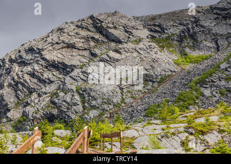 Neue Treppe Climbing Mount Gullsvagfjellet, Vega Island, Norwegen. Stockfoto