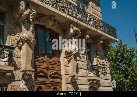 Holz tor und Skulpturen in der menschlichen Form, die Terrasse des Gebäudes in Paris. Einer der kulturellen Zentrum der eindrucksvollsten Welt in Frankreich. Stockfoto