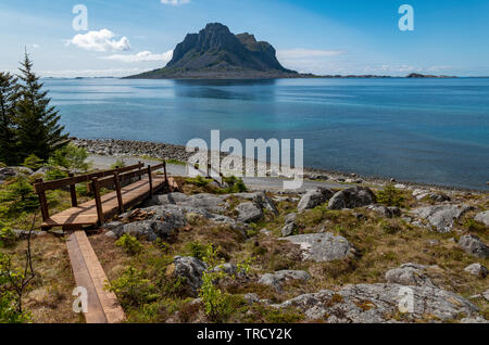 Neue Treppe Climbing Mount Gullsvagfjellet, Vega Island, Norwegen. Stockfoto