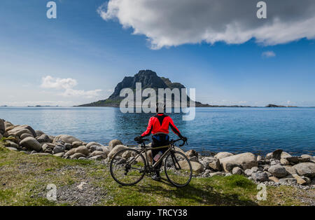 Weibliche Radfahrer besuchen Vega Island, Norwegen Stockfoto