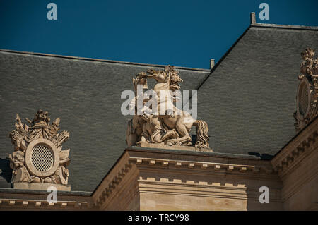 Dekorative Skulpturen im Innenhof der Les Invalides Palace in Paris. Einer der kulturellen Zentrum der eindrucksvollsten Welt in Frankreich. Stockfoto