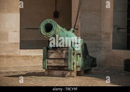 Alte bronze Kanone im Innenhof der Les Invalides Palace in Paris. Einer der kulturellen Zentrum der eindrucksvollsten Welt in Frankreich. Stockfoto