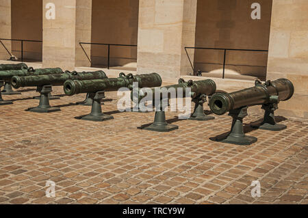 Alte bronze Kanonen im Innenhof der Les Invalides Palace in Paris. Einer der kulturellen Zentrum der eindrucksvollsten Welt in Frankreich. Stockfoto