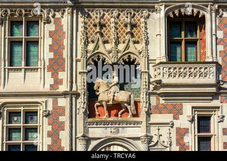 Reiterstandbild von Louis XII auf der Fassade von Schloss Blois, Blois, Loir-et-Cher Abteilung, Center-Val de Loire, Frankreich, Europa Stockfoto