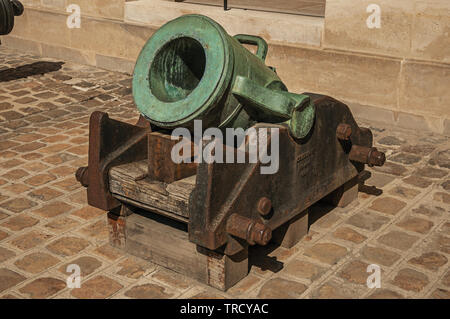 Alte bronze Kanone im Innenhof der Les Invalides Palace in Paris. Einer der kulturellen Zentrum der eindrucksvollsten Welt in Frankreich. Stockfoto