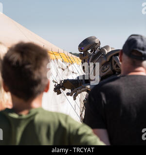 Hollowell, Northamptonshire, Großbritannien: Titan the Robot, ein mechanisiertes Roboterkostüm, unterhält Menschen auf der jährlichen Hollowell Steam & Heavy Horse Show. Stockfoto