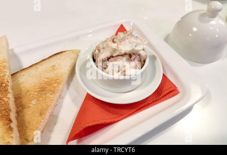 Gesundes Frühstück im Restaurant, Thunfisch mit zwei Toasts auf dem weißen Hintergrund Stockfoto