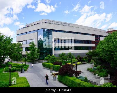 Menschen zu Fuß die Battery Park City Esplanade vor dem Museum der jüdischen Erbe, eine lebendige Erinnerung an den Holocaust, New York, NY, USA. Stockfoto