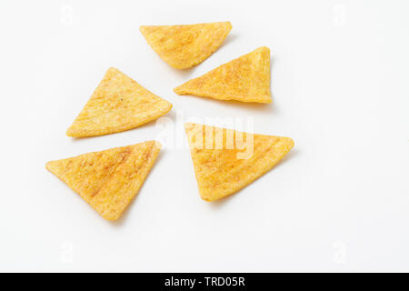 Dreieck Nacho Chips auf weißem Hintergrund Stockfoto
