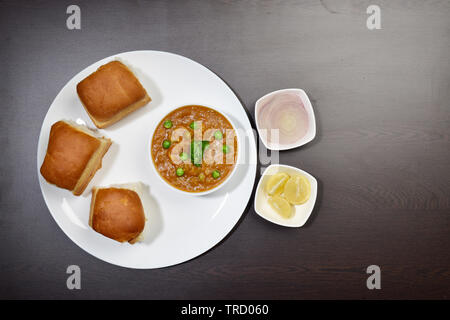 Indische Mumbai essen Pav bhaji aus Gemüse mit Brot close-up in einer Schüssel auf den Tisch. horizontal oben Ansicht von oben Stockfoto