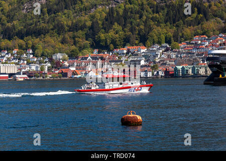 SAR-Schiff Redningsselskapet kristian Gerhard Jebasen II in den Hafen von Bergen, Norwegen Stockfoto