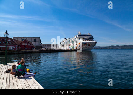 Kreuzfahrtschiff Norwegian Pearl am Terminal Bontelabo im Hafen von Bergen, Norwegen. Stockfoto