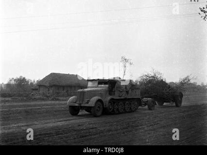 Wehrmacht Heer Krauss-Maffei Sd.Kfz.8 Halbkettenfahrzeug/Mittlerer Zugkraftwagen 12t und Mörser 18 21 cm (Krupp) - Deutsche Armee Halftrack Sd.Kfz.8 12 Tonnen und Mörtel 18 21 cm Stockfoto