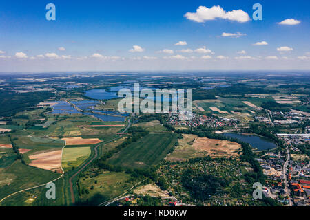 Luftaufnahme der Seen/Teiche in das natürliche Reservoir der Bird's im südlichen Polen. Milicz, Barycz Tal Landschaftspark. Stockfoto