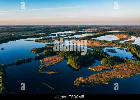 Luftaufnahme der Seen/Teiche in das natürliche Reservoir der Bird's im südlichen Polen. Milicz, Barycz Tal Landschaftspark. Stockfoto