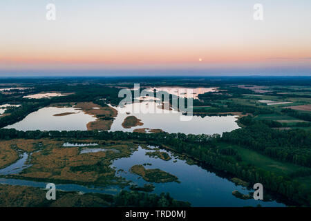 Luftaufnahme der Seen/Teiche in das natürliche Reservoir der Bird's im südlichen Polen. Milicz, Barycz Tal Landschaftspark. Stockfoto