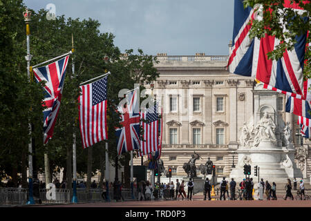 Am ersten Tag US-Präsident Donald Trump eines umstrittenen dreitägigen Staatsbesuch in Großbritannien von der 45. amerikanische Präsident, die USA Sternenbanner hängt neben der britische Union Jack Fahnen auf der Mall und gegenüber vom Buckingham Palace, am 3. Juni 2019 in London, England. Stockfoto