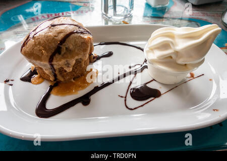 Sticky Toffee Pudding ist ein traditionelles Dessert in Irland Stockfoto