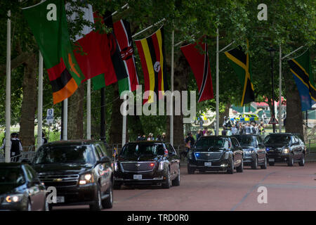 Am ersten Tag US-Präsident Donald Trump eines umstrittenen dreitägigen Staatsbesuch in Großbritannien von der 45. amerikanische Präsident, seine Presidential Kavalkade seinen Weg macht entlang Horseguards en-route zur Westminster Abbey, am 3. Juni 2019 in London, England. Stockfoto