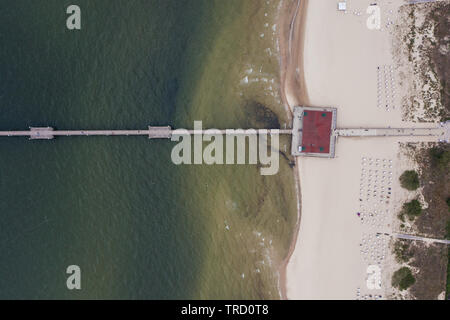 Antenne topdown-Blick auf den Pier, Küstenlinie der Ostsee, Norddeutschland. Stockfoto