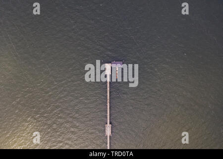 Antenne top-down-Sicht auf das Ende der Pier am Meer. Stockfoto