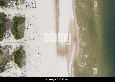 Von oben nach unten Blick auf den Sandstrand der Ostsee mit Strand Körbe. Stockfoto