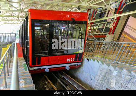 Koyasan, Japan - 11. MAI 2019: Neue und moderne Seilbahn zum koyasan Abfahrt ab Bahnhof Gokurakubashi. Die Seilbahn fährt auf den Berg zu Koyas Stockfoto