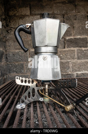 Spanische Kaffeemaschine/Italienischen moka Kaffeemaschine an Camping Gasherd. Stockfoto
