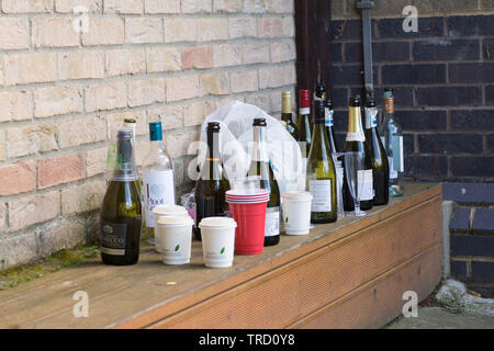 Cambridge UK, 2019-05-12 Sitzbereich am Flussufer mit leeren Weinflaschen und Kaffeetassen nach Erwachsene verlassen haben getrunken. Stockfoto