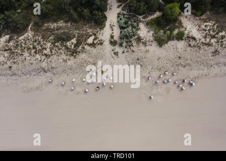 Luftaufnahmen der Strand Eingang an der Küste der Ostsee, entlang zufällig Strandkörbe. Stockfoto