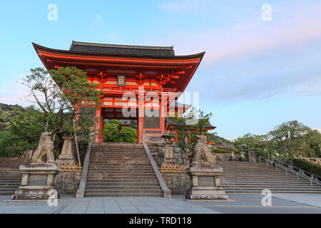 KYOTO, JAPAN - Mai 03, 2019: Nio-mon-Haupteingang auf dem Gelände der Kiyomizu-dera Tempel, Kyoto, Japan (Kopie) Stockfoto